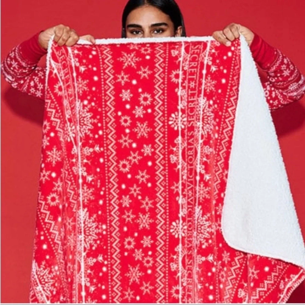 ❤️♥️💋NEW VICTORIA SECRET RED FAIR ISLE SNOWFLAKE ❄️ PLUSH FLEECE BLANKET
